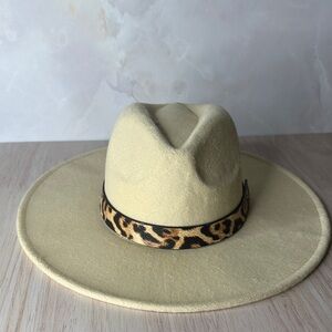 Stylish Beige Hat with Leopard Band